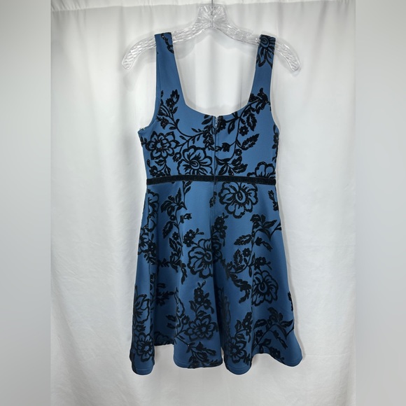 Francesca’s Sleeveless Mini Dress In Blue w/ Velvety Black Floral Design Size S - Picture 6 of 7